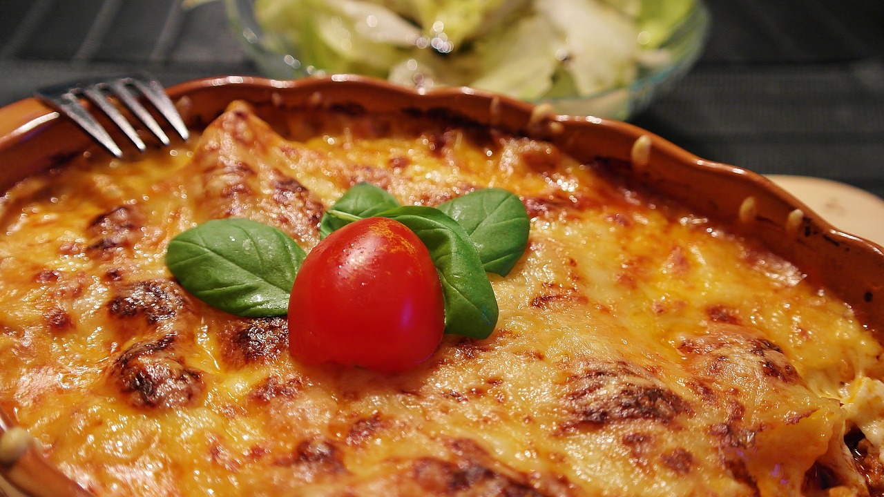 lasagna, cheese, tomatoes-1900529.jpg